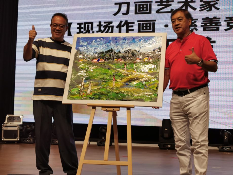 柔: 峇商业慈善社及慈爱福利社 慈善宴筵140席 筹获101万