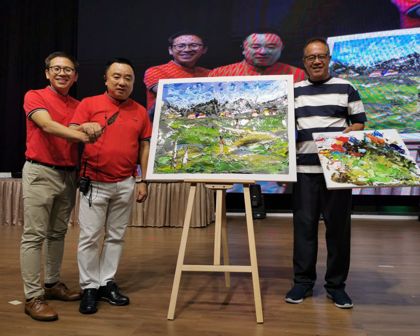 柔: 峇商业慈善社及慈爱福利社 慈善宴筵140席 筹获101万