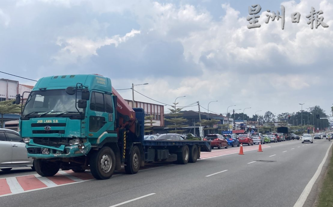 柔:吊车罗里刹车器失灵 司机鸣笛警示不果撞3车