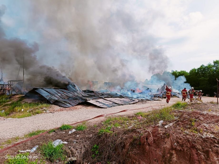柔:文告:銮美嘉花园发生火灾 95%烧毁幸无伤亡