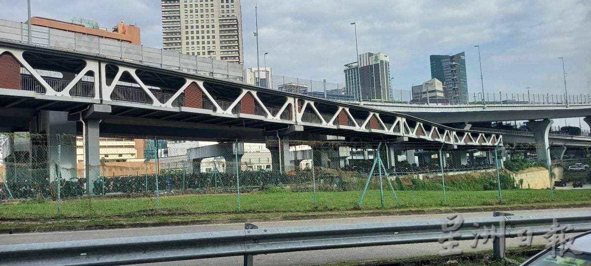 柔：新旧对照：富力行人天桥与国泰戏院  