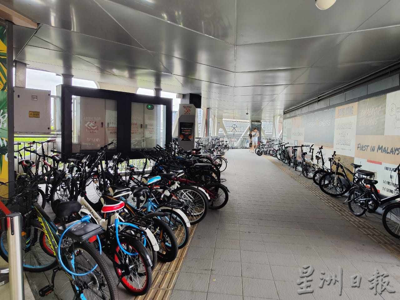 柔：新旧对照：富力行人天桥与国泰戏院  
