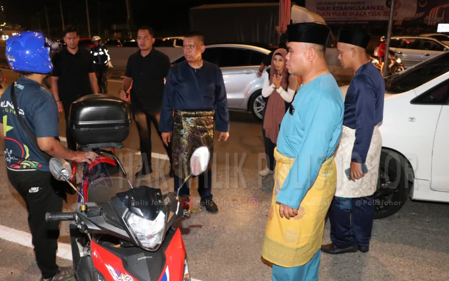 柔:新闻: 出席国庆庆典遇民众车祸 柔总警长下车 慰问伤者
