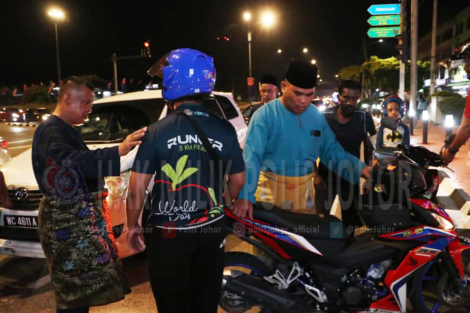 柔:新闻: 出席国庆庆典遇民众车祸 柔总警长下车 慰问伤者