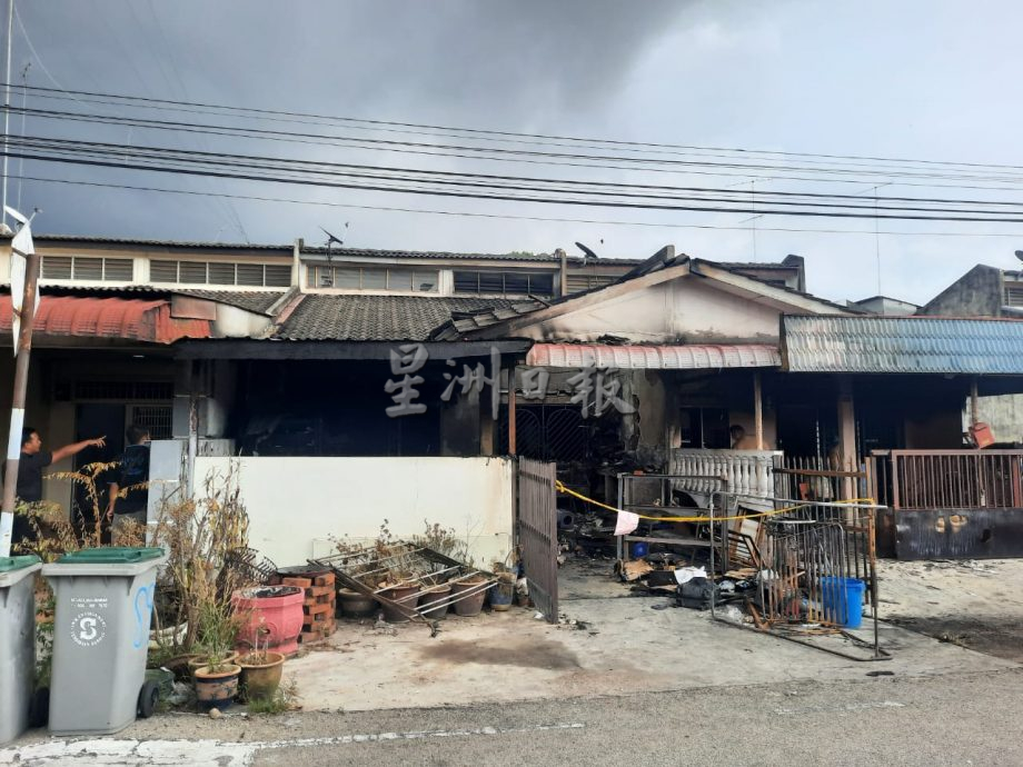 柔:新闻:武吉甘蜜一住家失火,住户及时逃命