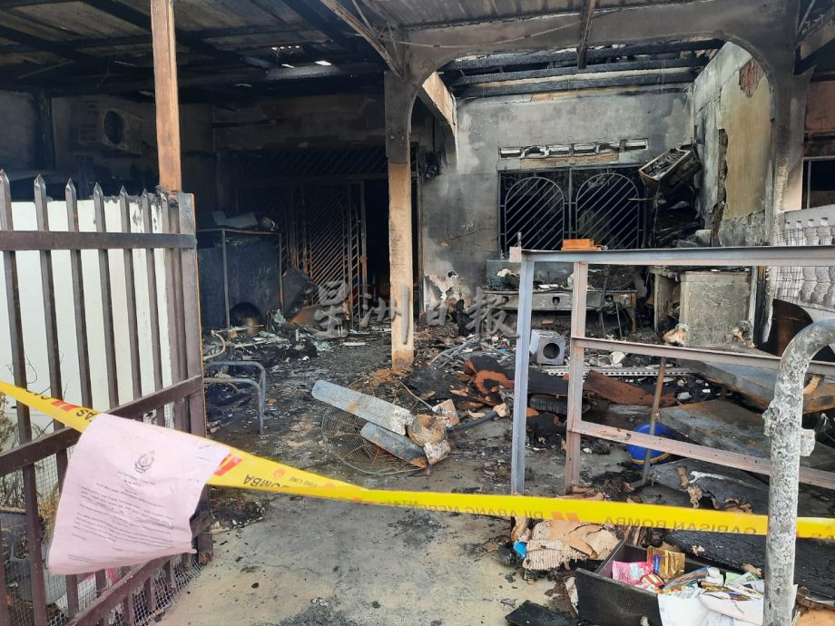 柔:新闻:武吉甘蜜一住家失火,住户及时逃命