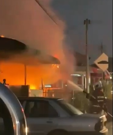 柔:新闻:武吉甘蜜一住家失火,住户及时逃命