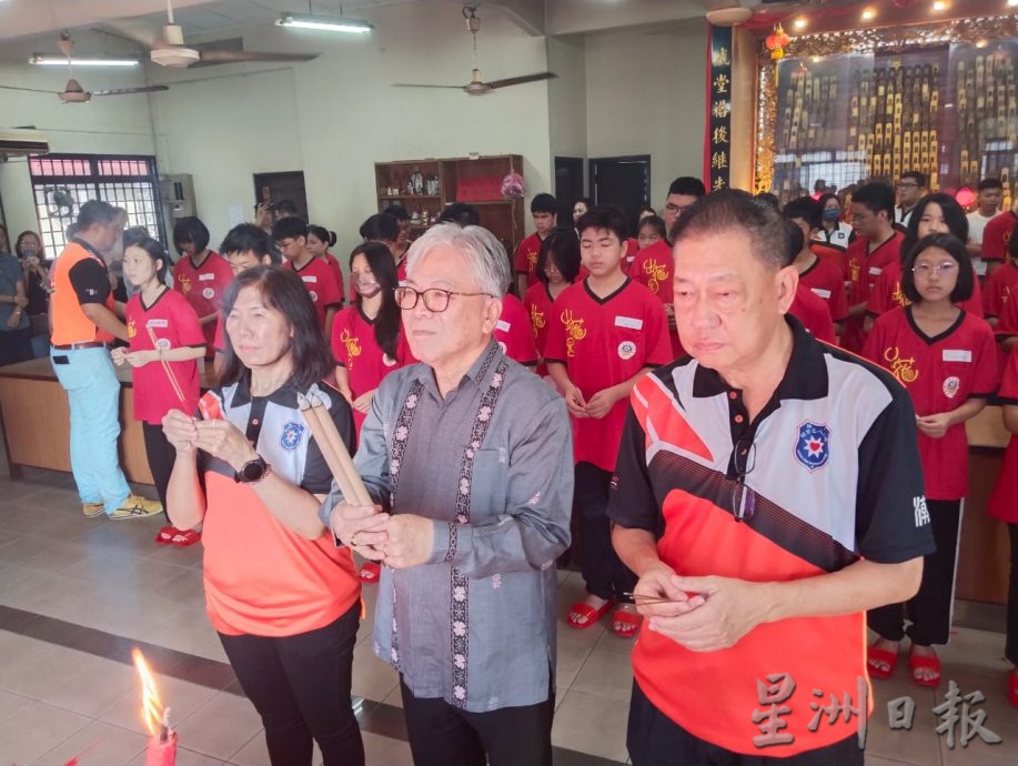 柔:柔佛潮州八邑会馆出花园成年礼,42名少男少女告别童年