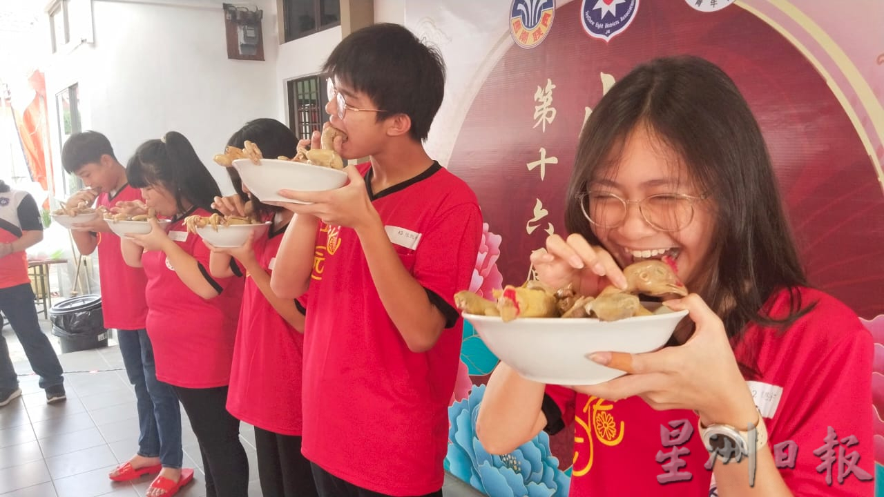 柔:柔佛潮州八邑会馆出花园成年礼,42名少男少女告别童年