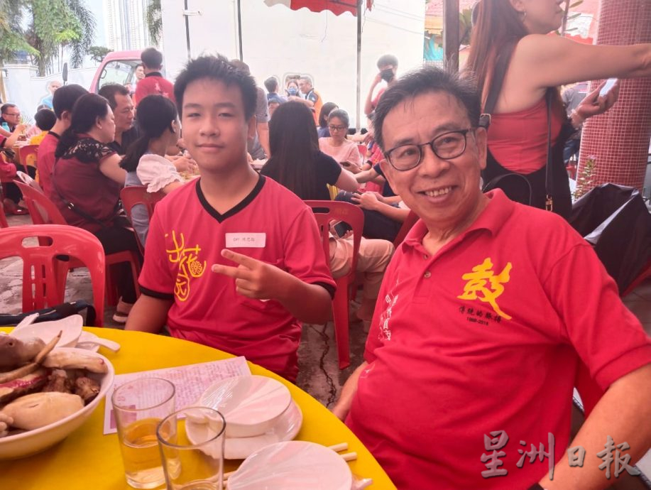 柔:柔佛潮州八邑会馆出花园成年礼,42名少男少女告别童年