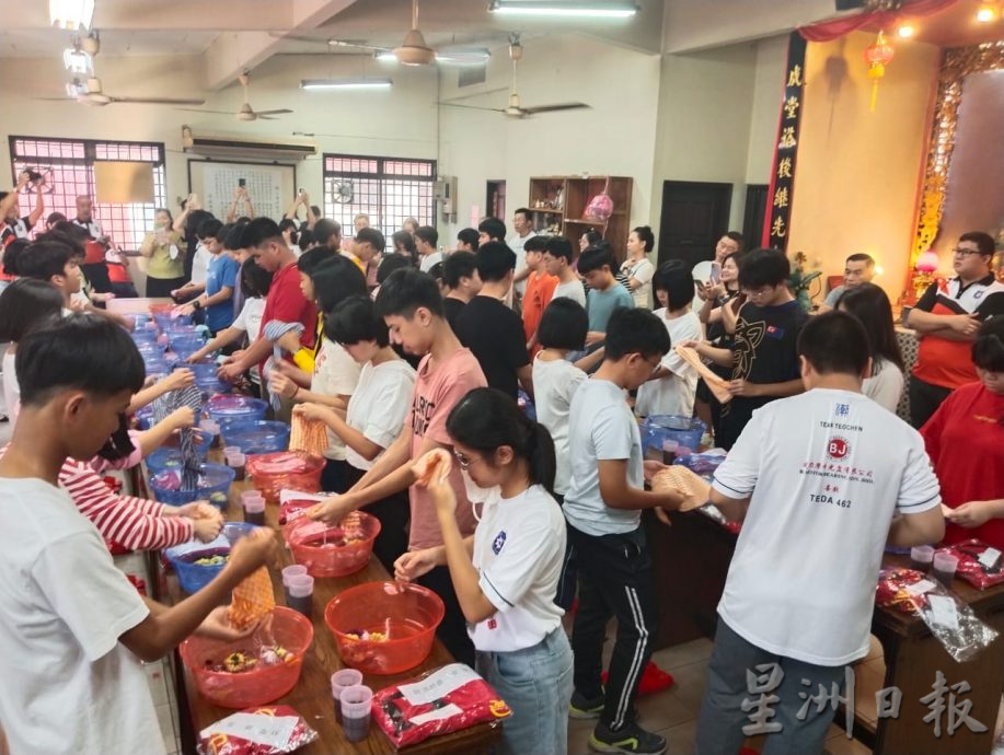 柔:柔佛潮州八邑会馆出花园成年礼,42名少男少女告别童年
