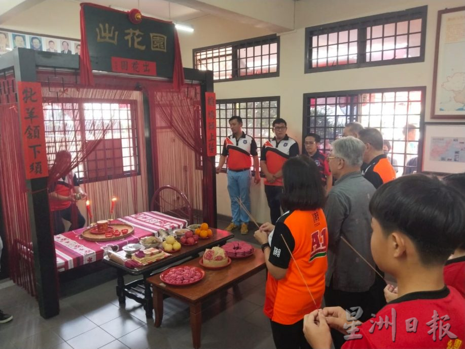 柔:柔佛潮州八邑会馆出花园成年礼,42名少男少女告别童年