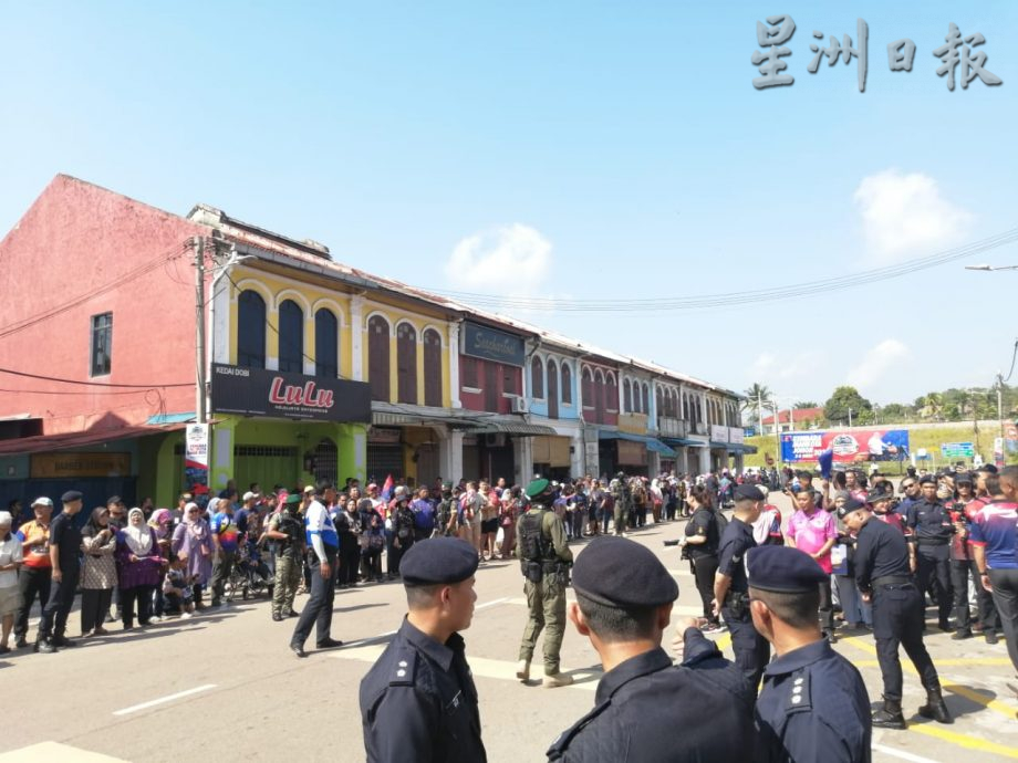 柔:柔王室亲善之旅来到巴罗 逾千人挤满大街迎接