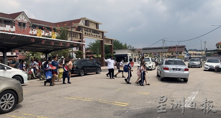柔:校外交通混乱,昔加末市议会官员将提呈建议以减缓问题