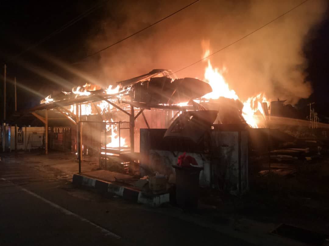 柔:火魔清晨降临 烧毁店屋殃及车子