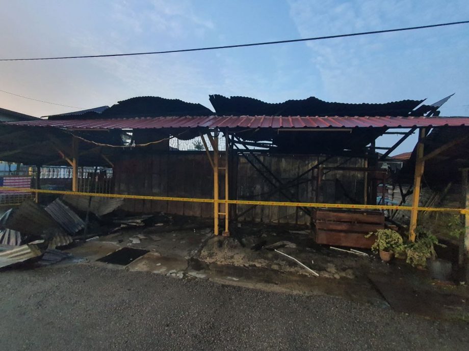 柔:火魔清晨降临 烧毁店屋殃及车子