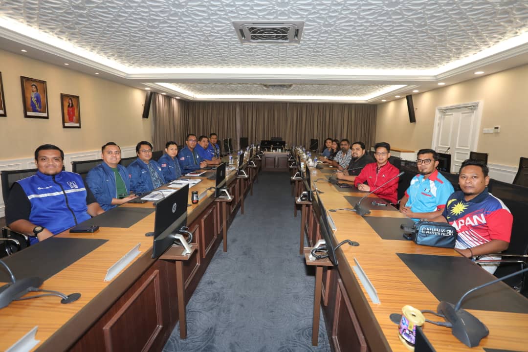 柔：版二头条：柔佛州希盟与国阵青年团助选望取得至少60%年轻选民投票