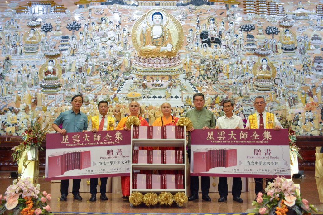 柔:版头之一:新马寺供僧法会亲子献供 大手牵小手信仰的传承