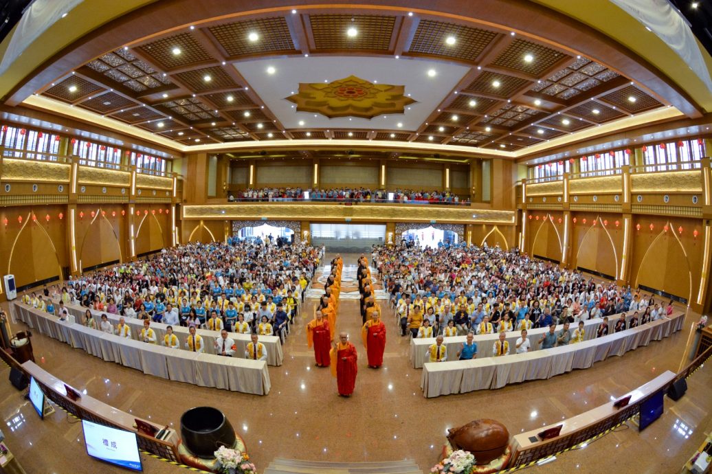 柔:版头之一:新马寺供僧法会亲子献供 大手牵小手信仰的传承