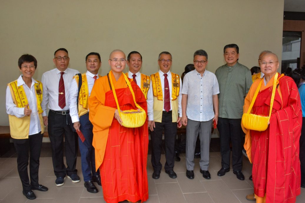 柔:版头之一:新马寺供僧法会亲子献供 大手牵小手信仰的传承