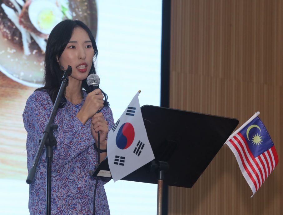 柔:版头之一:韩国人穿马来传统服装说马来语,马来人穿韩服说韩国话,什么情况?