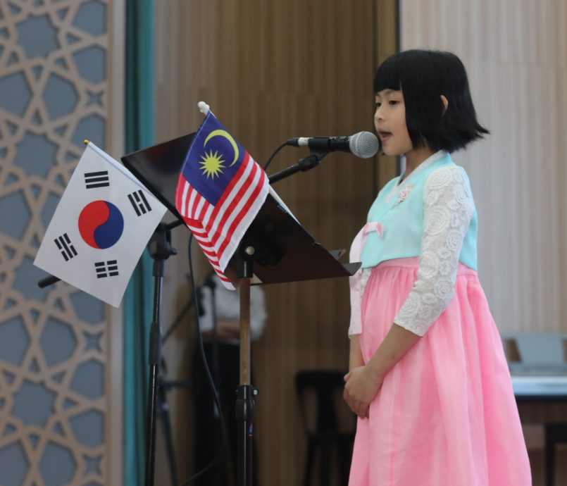 柔:版头之一:韩国人穿马来传统服装说马来语,马来人穿韩服说韩国话,什么情况?