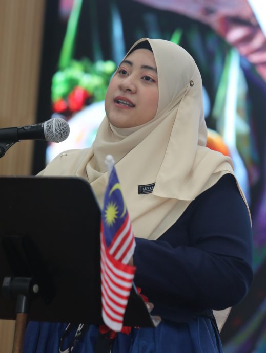 柔:版头之一:韩国人穿马来传统服装说马来语,马来人穿韩服说韩国话,什么情况?