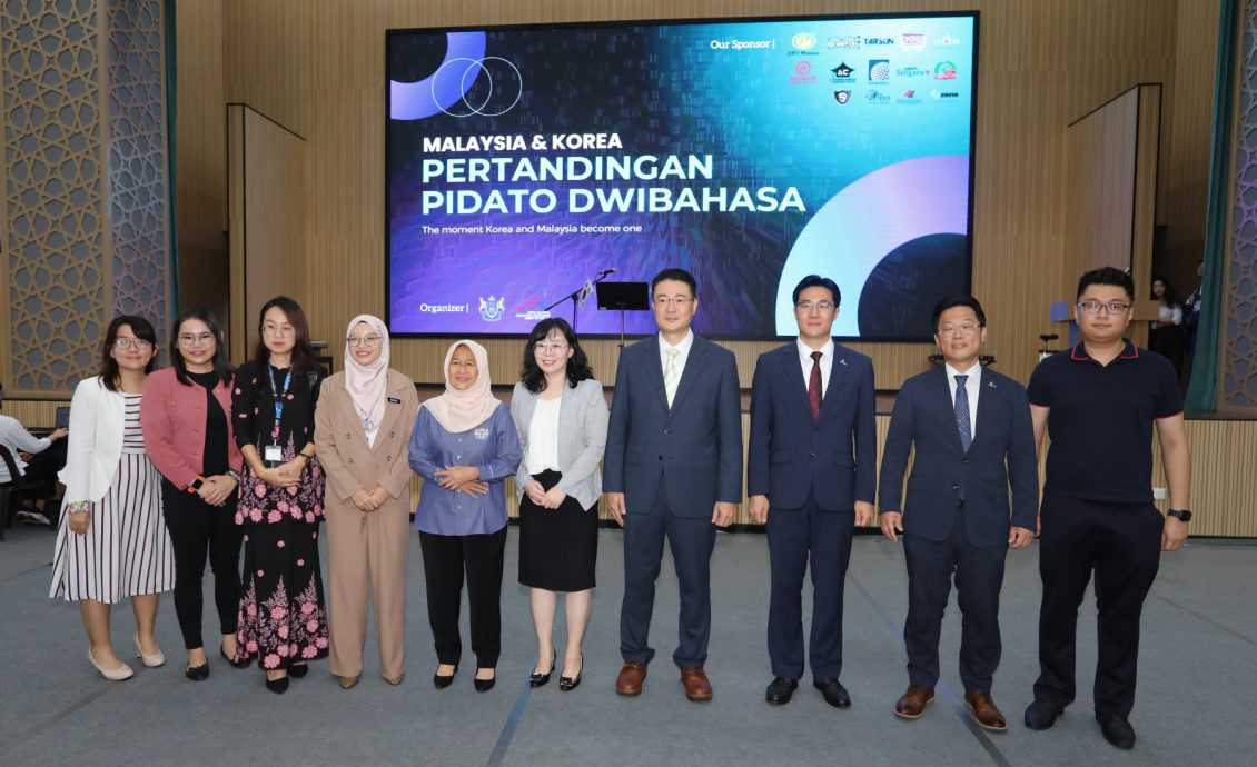 柔:版头之一:韩国人穿马来传统服装说马来语,马来人穿韩服说韩国话,什么情况?