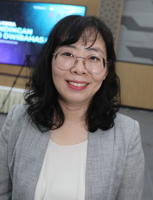 柔:版头之一:韩国人穿马来传统服装说马来语,马来人穿韩服说韩国话,什么情况?