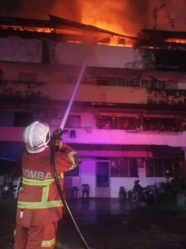 柔:皇后组屋组屋4楼5住宅单位大火,所幸未酿伤亡