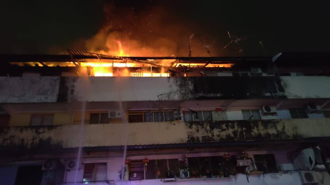 柔:皇后组屋组屋4楼5住宅单位大火,所幸未酿伤亡