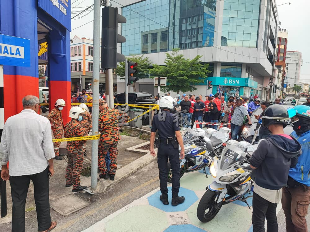 柔:附近员工闻臭四处搜寻 闹市沟渠发现尸体