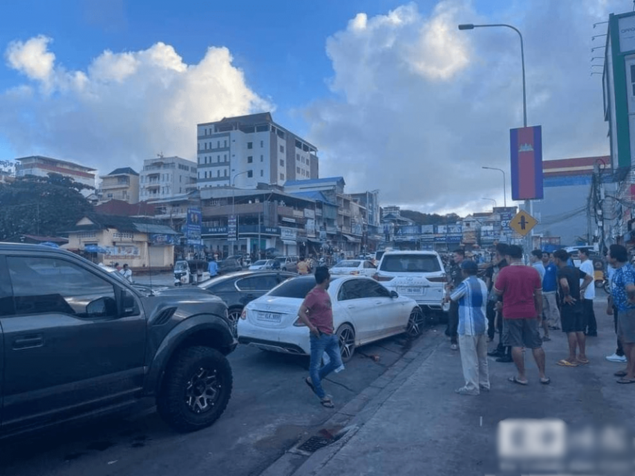 柬埔寨两华人当街绑架同胞被捕 其中人人持刀袭警中流弹