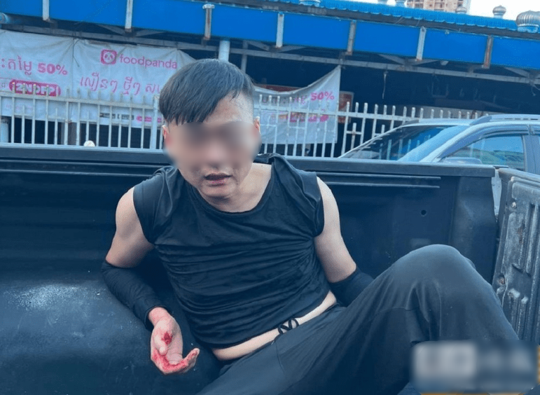 柬埔寨两华人当街绑架同胞被捕 其中人人持刀袭警中流弹