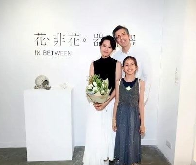 梁咏琪8岁女儿神基因  全网歪楼：妈妈像外人