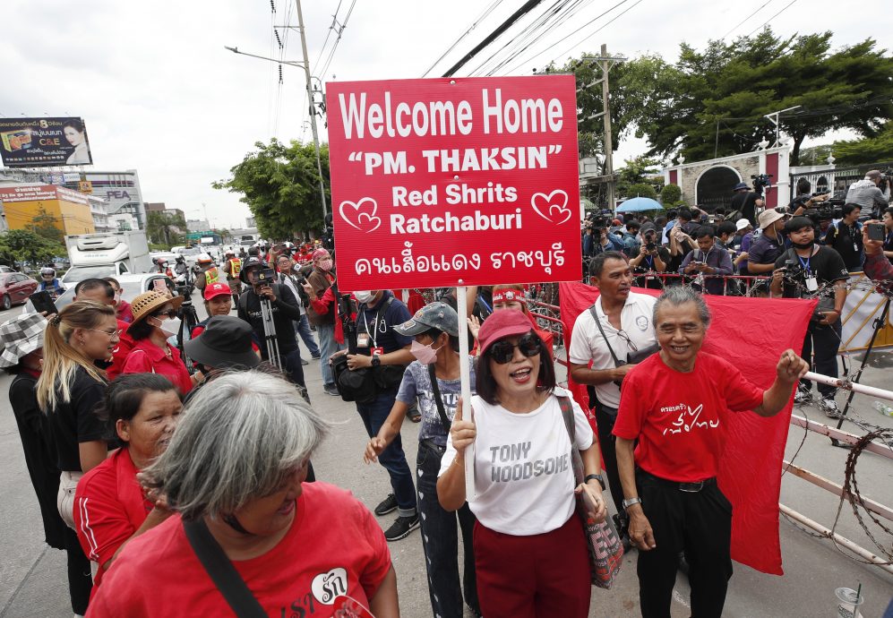 欢迎塔辛回国 红衫军涌现曼谷街头