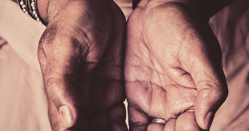 歹徒闯进门围殴打死20岁男「还扒光羞辱他妈」　犯案原因曝光：18岁妹控被性骚 