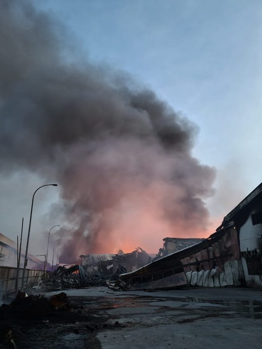 水源短缺救火受阻 海绵厂烧到晚上