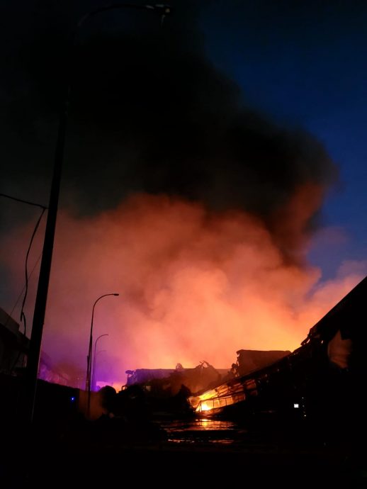 水源短缺救火受阻 海绵厂烧到晚上