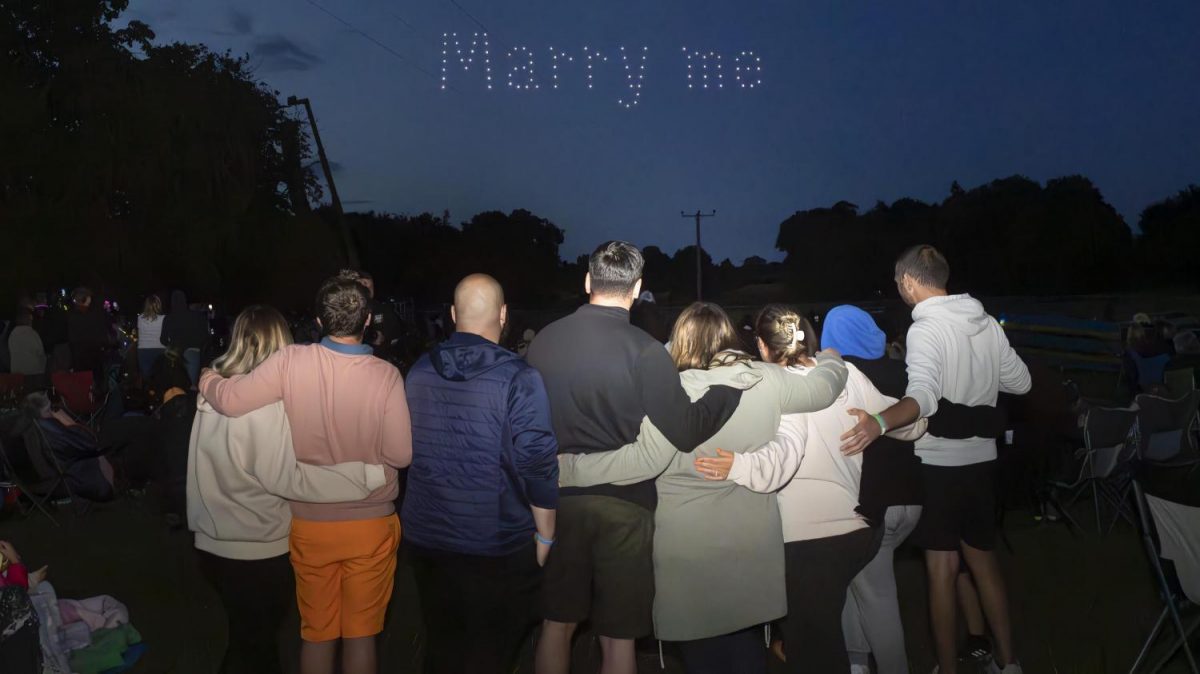 求婚新花样！他用无人机排成“嫁给我”成功抱得美人归