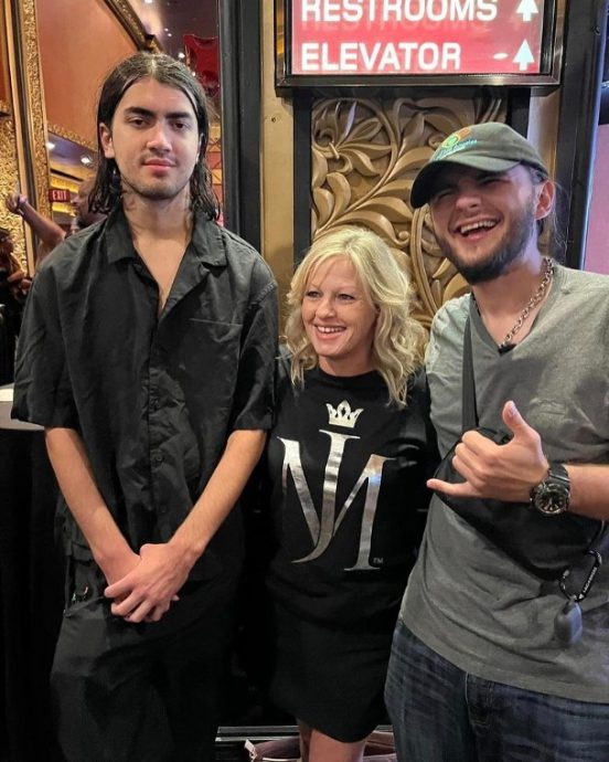 没留言祝贺亡父生日 麦可女儿曝被粉丝恐吓