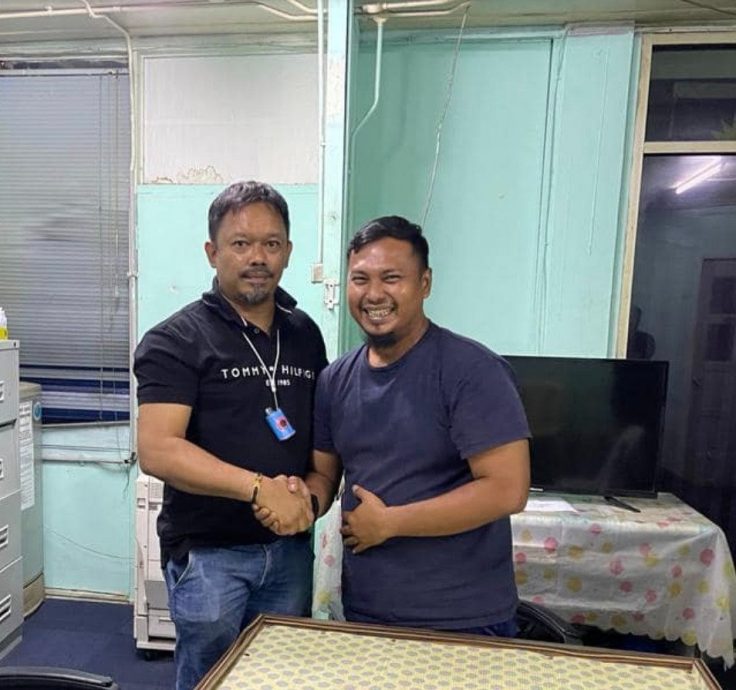  泊车太近刮花车门起争执  车主事隔一天握手言和