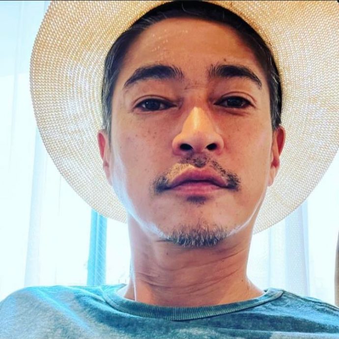 洼冢洋介醉酒直播失控 镜头前突露出私密部位