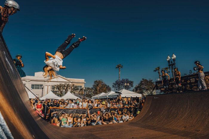 滑轮飞过12人完美降落　金发美少女写世界纪录