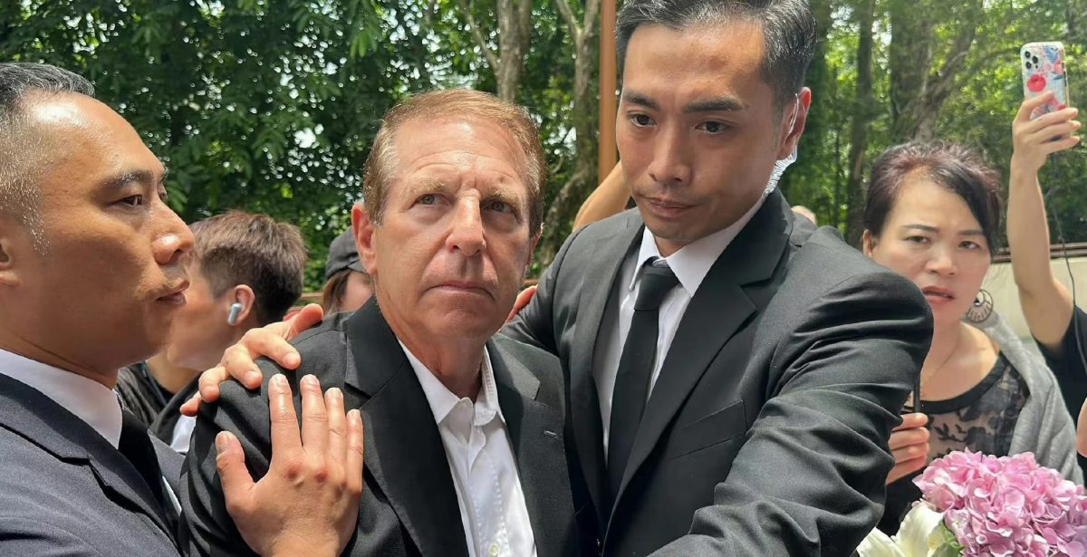 火葬场痛骂李玟老公“一战成名” 歌迷泄愤:还想抓他脸