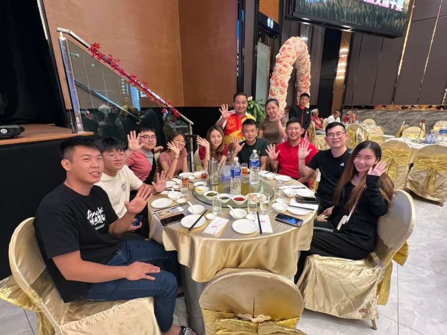 版头或显著//大都会-张庆信为黄瑞林站台/2图