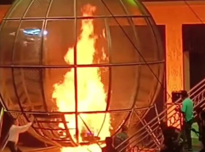 特技表演一半突燃烧!演员困铁笼逃不了…活生生被“烧成火球”