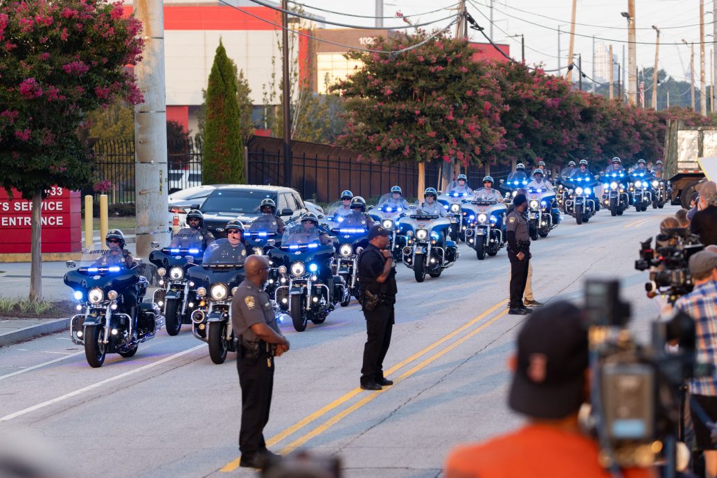 特朗普自首“监狱大头照”曝光!交保后首发声:我没做错任何事