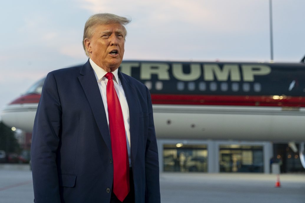 特朗普自首“监狱大头照”曝光!交保后首发声:我没做错任何事