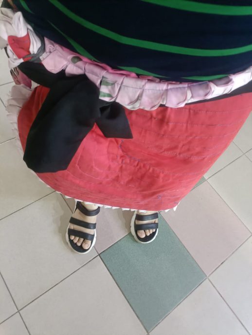  独家|女子“坐垫变长裙”入警局  “因当时裙子不到小腿一半”